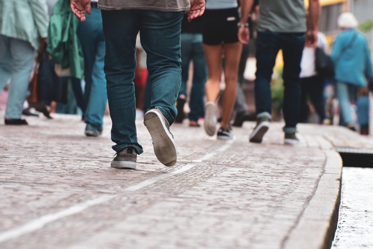 Camminare dopo cena in estate: un’abitudine semplice che può fare la differenza