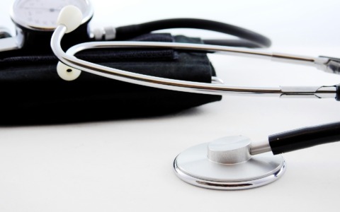 Pressione bassa in estate: sintomi, cause e come gestirla ogni giorno