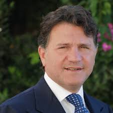 Il senatore di Forza Italia Francesco Silvestro accusato di violenza sessuale: polemica sulla frase “Io sono bello, lei normale”