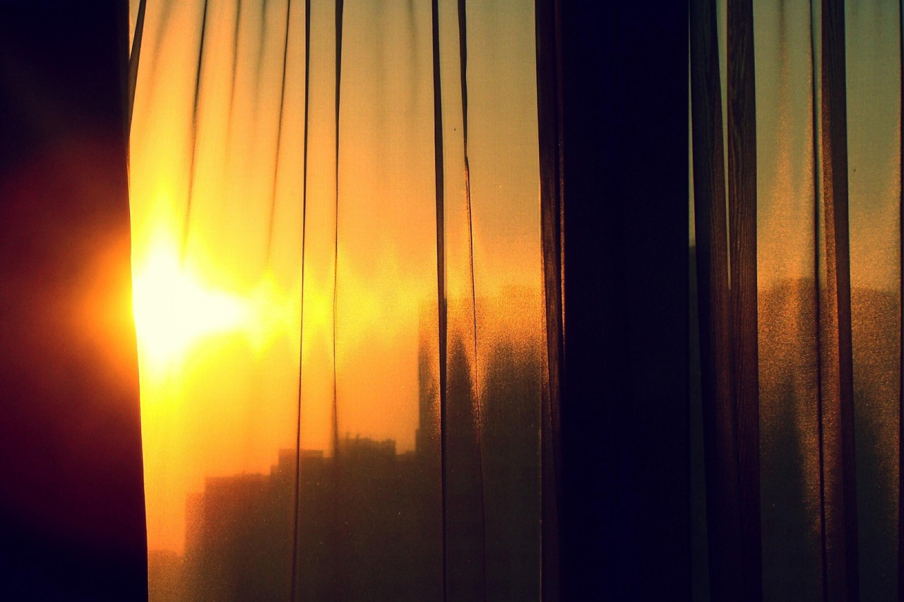 Tessili di casa e sole estivo: come proteggerli dallo scolorimento e dall’usura