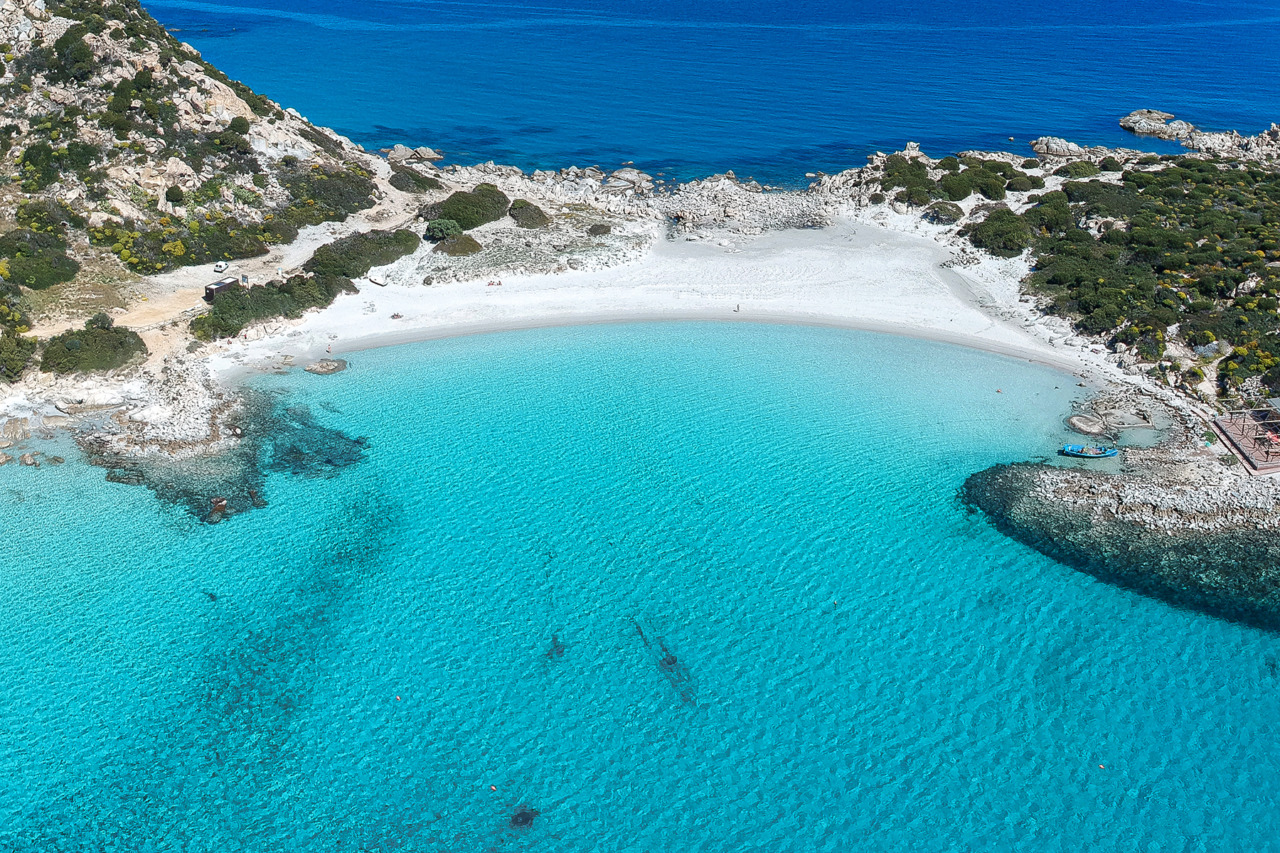 Sardegna, vietato piantare ombrelloni sulla spiaggia libera: ombra “concessa” solo a bambini e over 65