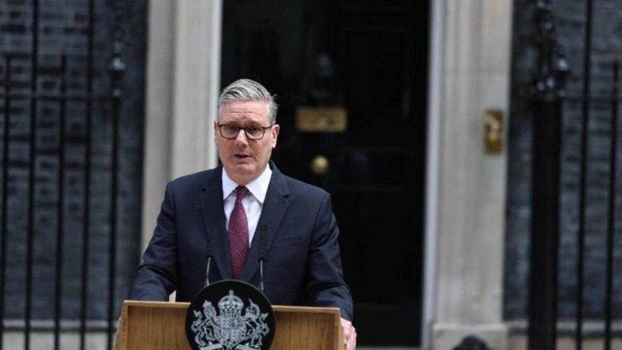 Keir Starmer annuncia le dimissioni e apre il varco a Burnham. Londra “brucia” il sesto premier in 10 anni