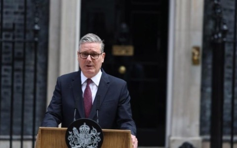 Keir Starmer annuncia le dimissioni e apre il varco a Burnham. Londra “brucia” il sesto premier in 10 anni