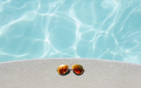 Occhi affaticati in estate: come proteggerli da sole, vento e schermi