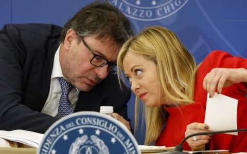 Carburanti, il governo prepara un intervento ponte: priorità al gasolio, poi l’accisa mobile con l’extragettito Iva