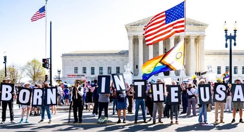 Secondo Trump “lo ius soli è il male”, eppure non ce l’ha fatta ad abolirlo