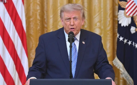 Trump riapre il caso del voto 2020: “La Cina ha rubato i dati di 220 milioni di elettori”. Ma nei dossier nessuna prova dei brogli