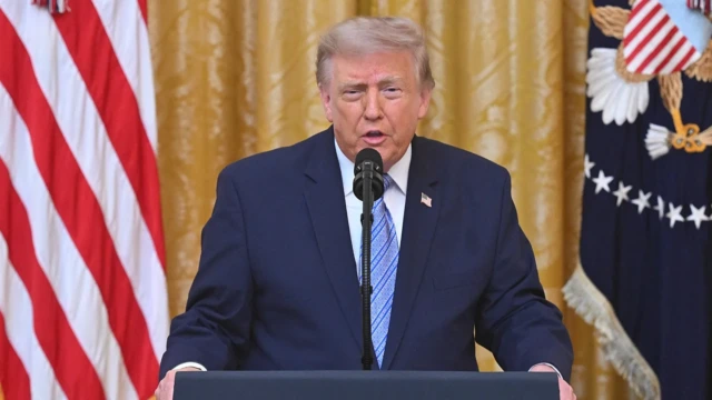 Trump riapre il caso del voto 2020: "La Cina ha rubato i dati di 220 milioni di elettori". Ma nei dossier nessuna prova dei brogli