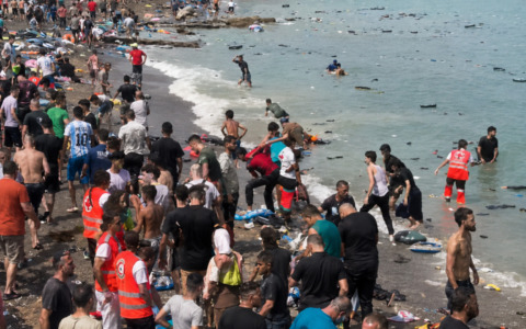 Ceuta, la frontiera crolla: quasi 50.000 ingressi in 24 ore e scontro Italia-Spagna su Schengen