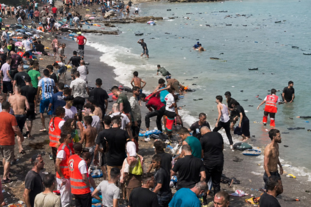 Ceuta, la frontiera crolla: quasi 50.000 ingressi in 24 ore e scontro Italia-Spagna su Schengen