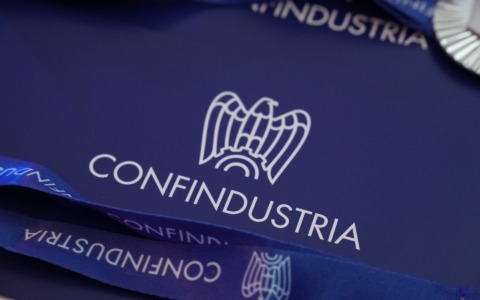 Guerra e caro energia frenano l’Italia, l’allarme di Confindustria