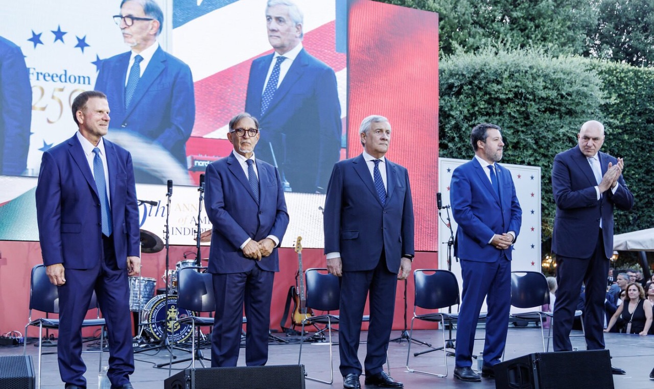 Proprio mentre il Governo è all’ambasciata per il 4 luglio, Trump stronca la Nato: “Ridicolo continuare così”