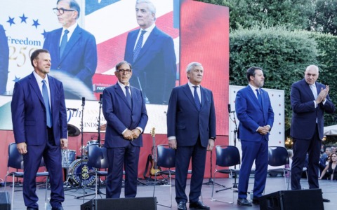 Proprio mentre il Governo è all’ambasciata per il 4 luglio, Trump stronca la Nato: “Ridicolo continuare così”