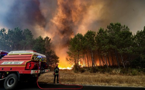 Francia e Spagna divorate dagli incendi: Cap Ferret evacuata, Madrid dichiara l’emergenza nazionale