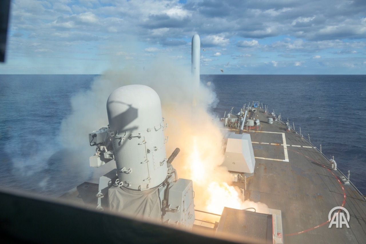 Iran, sesta notte di raid USA: Teheran colpisce le basi nel Golfo, Hormuz quasi paralizzato