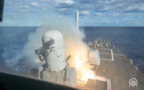 Iran, sesta notte di raid USA: Teheran colpisce le basi nel Golfo, Hormuz quasi paralizzato