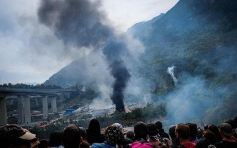 Meloni e Piantedosi in Val di Susa. Oltre 120 agenti feriti e più di 400 identificati