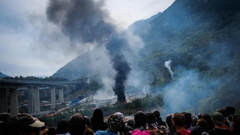 Meloni e Piantedosi in Val di Susa. Oltre 120 agenti feriti e più di 400 identificati