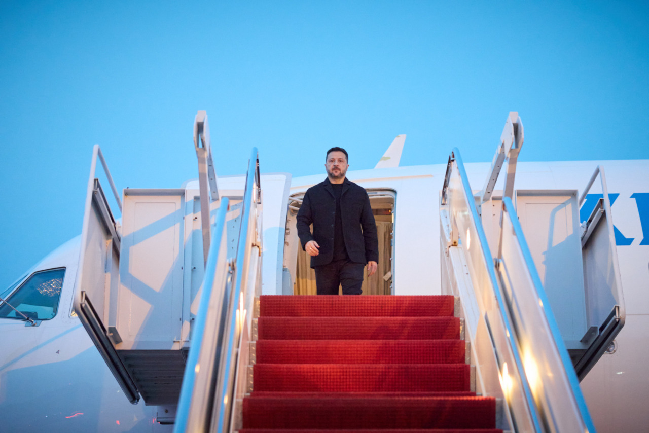 Guerra in Ucraina, droni su Mosca e attacco a una nave iraniana. Zelensky da Trump: “Possibile una pace dignitosa”