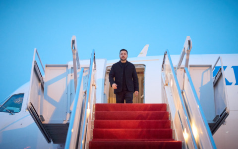 Guerra in Ucraina, droni su Mosca e attacco a una nave iraniana. Zelensky da Trump: “Possibile una pace dignitosa”