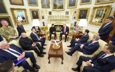 Zelensky alla Casa Bianca, affondo su Putin: “Perde 30.000 soldati al mese”