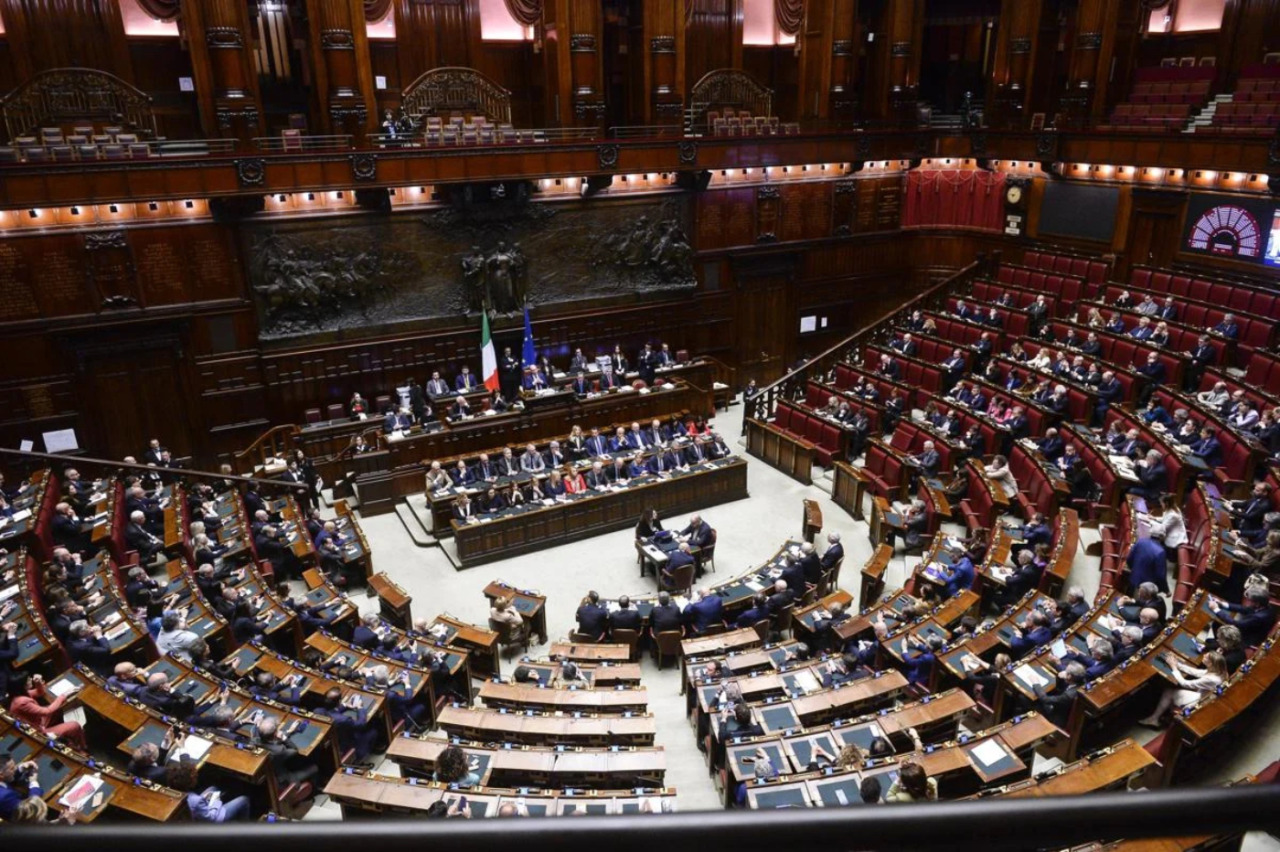 Legge elettorale approvata alla Camera: il testo passa al Senato dopo la bocciatura delle preferenze