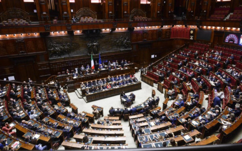 Legge elettorale approvata alla Camera: il testo passa al Senato dopo la bocciatura delle preferenze
