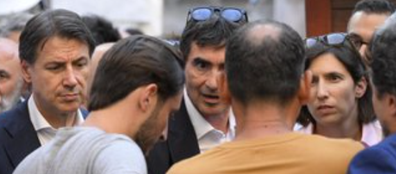 Il centrosinistra si mostra unito a Napoli, ma sotto il palco esplode la rabbia dei disoccupati