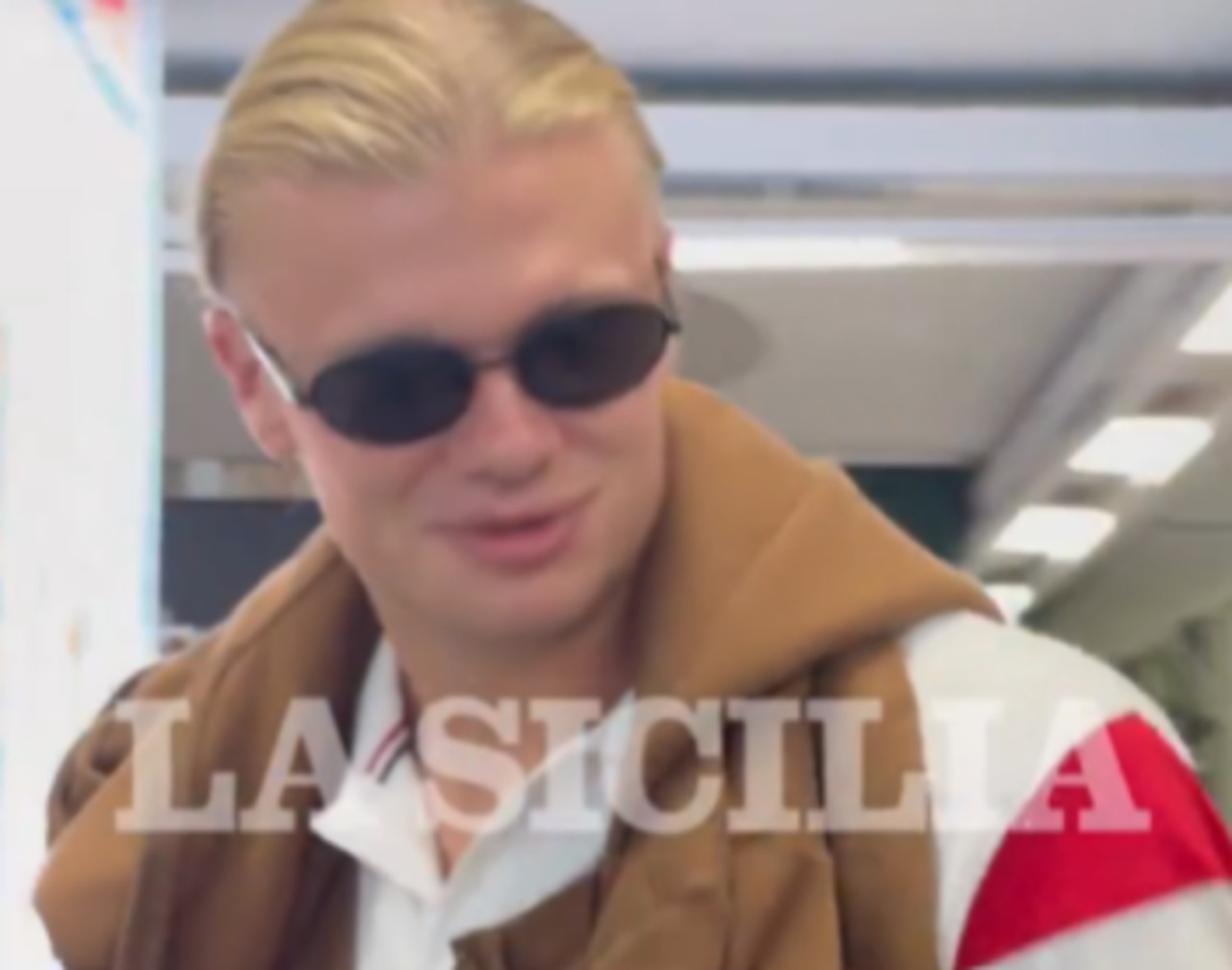 Haaland sbarca in Sicilia nella notte. Ha lasciato in anticipo i festeggiamenti ad Oslo