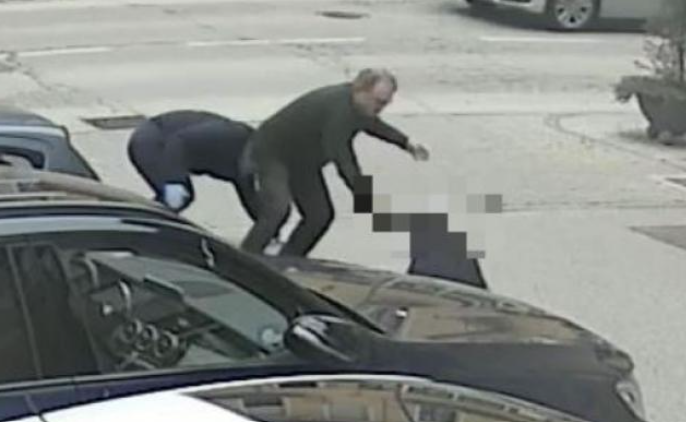 Il video in cui Roggero spara ai banditi