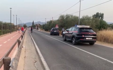 Investe la ex e viene raggiunto e ucciso dal fidanzato e dal fratello minorenne di lei