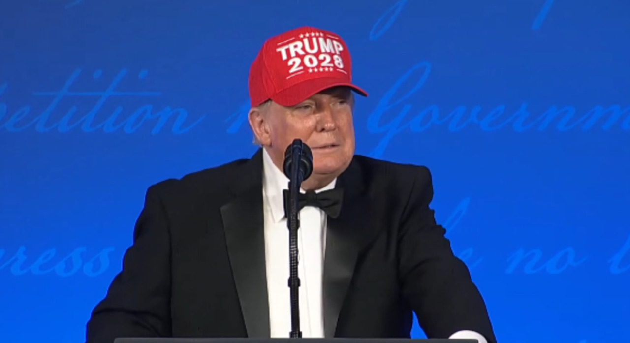 Trump scatenato alla cena dei corrispondenti tra attacchi alla stampa e Iran. “Mi ricandido per il 2028”