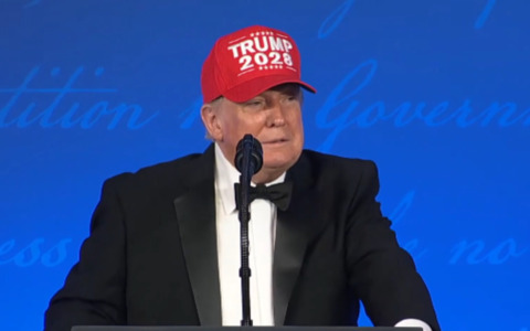 Trump scatenato alla cena dei corrispondenti tra attacchi alla stampa e Iran. “Mi ricandido per il 2028”