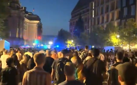 Furgone contro la folla al Pride di Berlino: un morto e 16 feriti, caccia a un sospettato di 21 anni