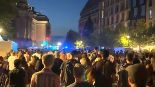 Furgone contro la folla al Pride di Berlino: un morto e 16 feriti, caccia a un sospettato di 21 anni