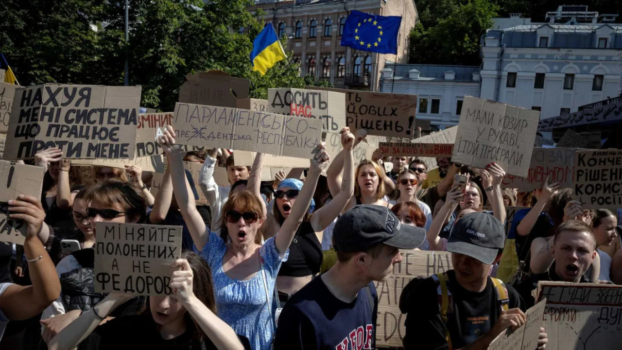 Ucraina: braccio di ferro sul ministro alla Difesa, proteste in piazza contro le decisioni di Zelensky