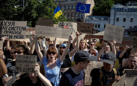Ucraina: braccio di ferro sul ministro alla Difesa, proteste in piazza contro le decisioni di Zelensky