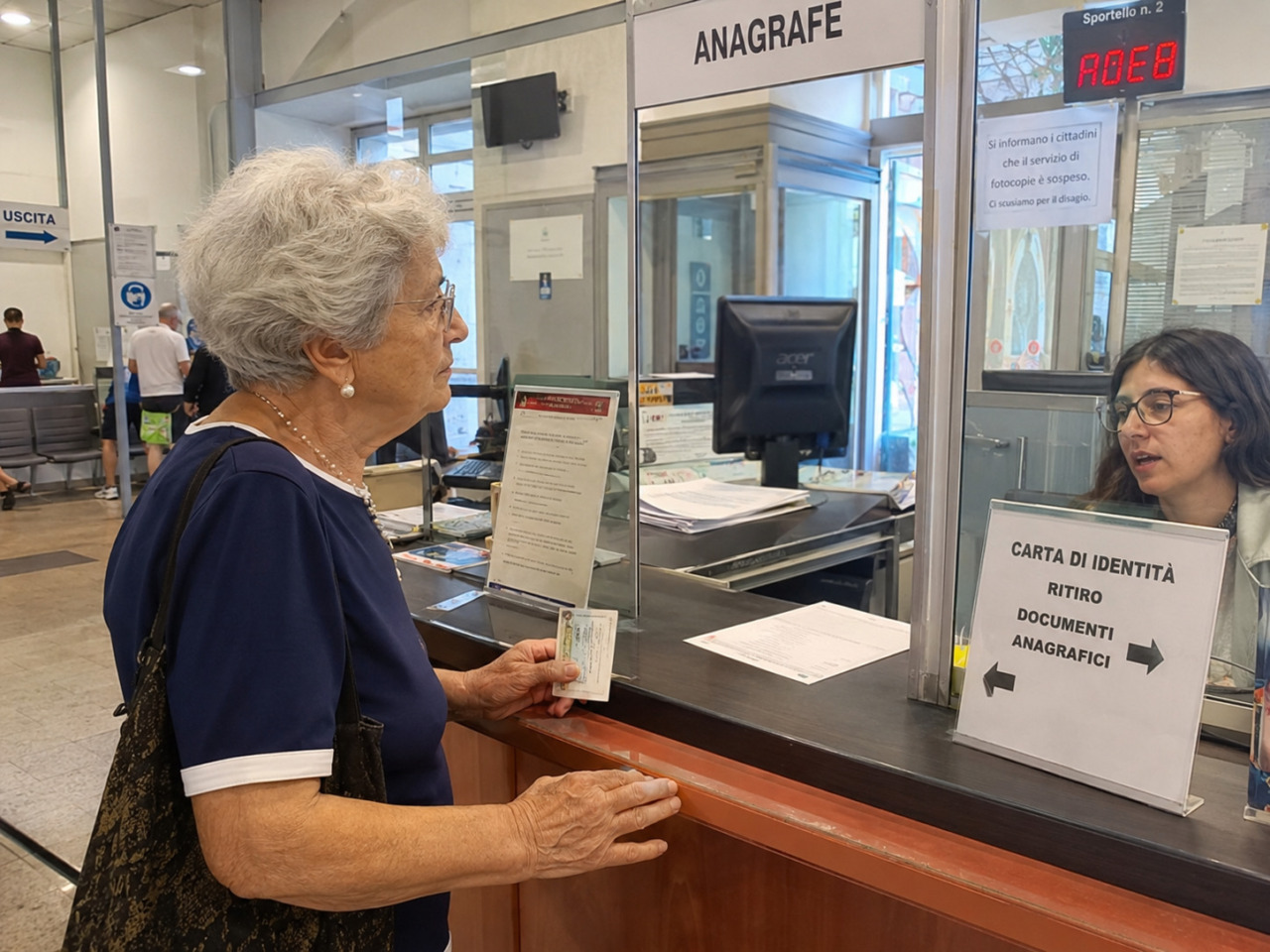 Carta d’identità valida a vita dopo i 70 anni: da oggi stop ai rinnovi, ma il chip scade dopo 10 anni