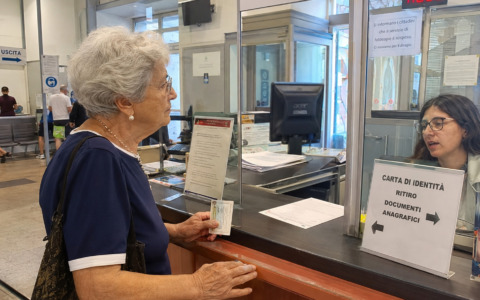 Carta d’identità valida a vita dopo i 70 anni: da oggi stop ai rinnovi, ma il chip scade dopo 10 anni