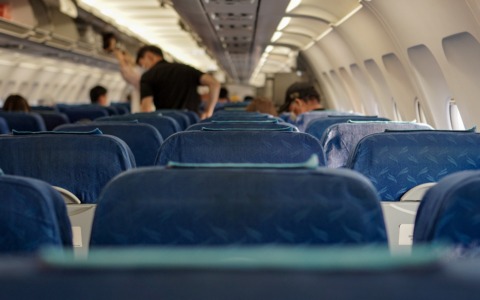 Viaggi estivi e gambe gonfie: come ridurre pesantezza e fastidi durante gli spostamenti