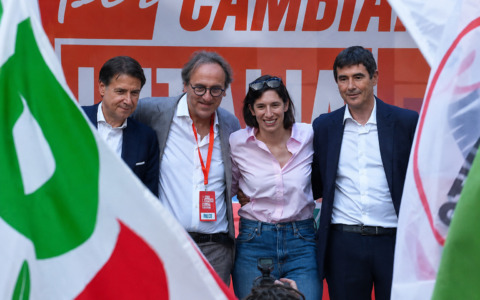 Il “Campo largo” si mostra unito a Napoli, ma scatta la contestazione dei disoccupati