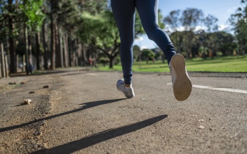 Gambe gonfie in estate: cause, prevenzione e rimedi