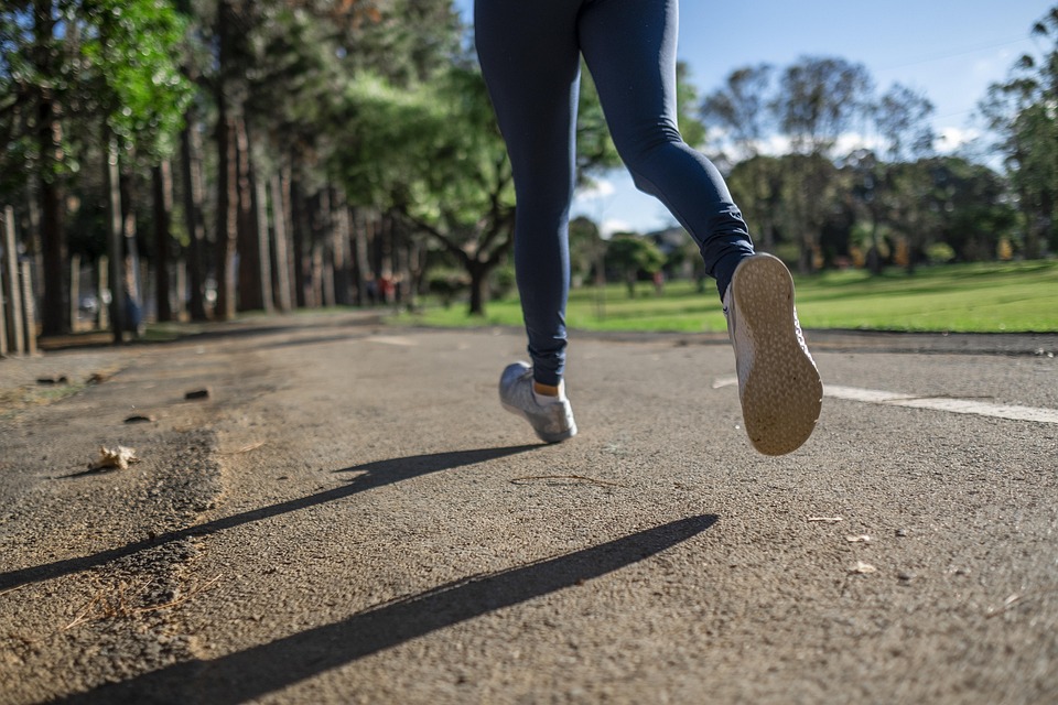Gambe gonfie in estate: cause, prevenzione e rimedi