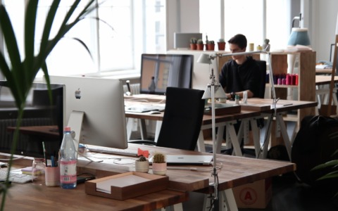 Perché cambiare spesso posizione durante il lavoro fa bene alla salute