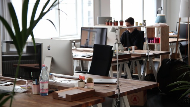 Perché cambiare spesso posizione durante il lavoro fa bene alla salute