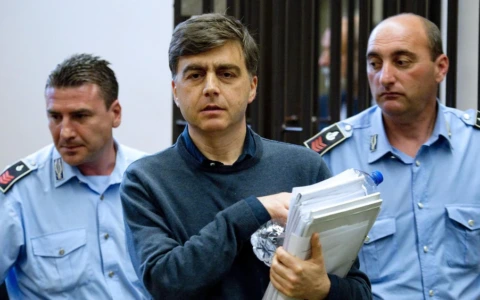 Lavitola: “Chiesi di sparare contro la villa, non una bomba”. Ma la giudice non gli crede: resta in carcere