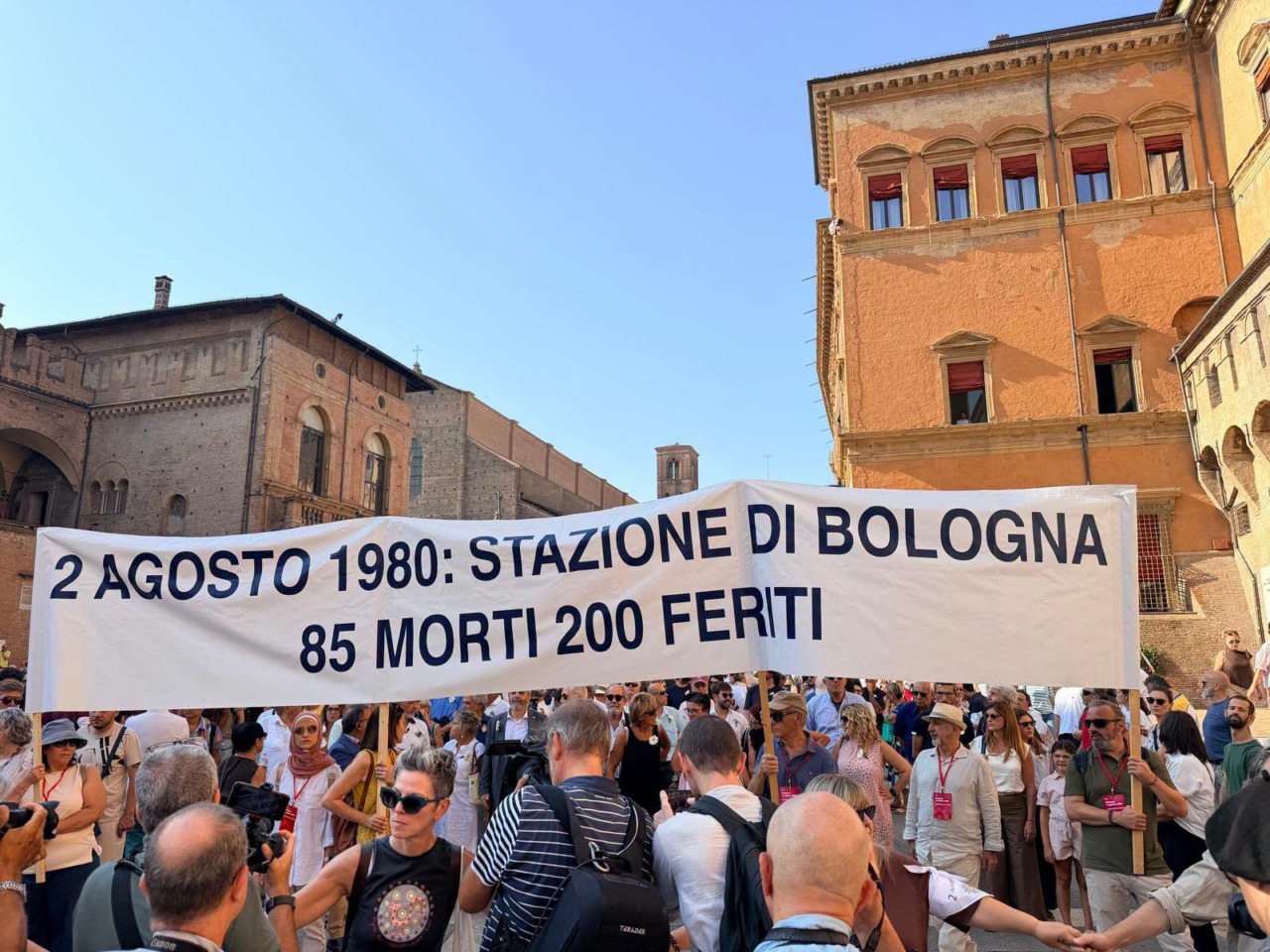 Strage di Bologna, 46 anni dopo il ricordo delle 85 vittime: Mattarella condanna la strategia neofascista