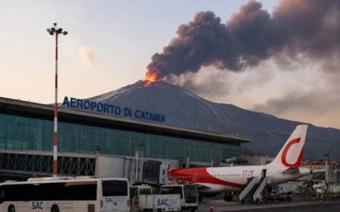L’aeroporto di Catania non ha riaperto ieri e rimarrà chiuso almeno fino alla prossima notte