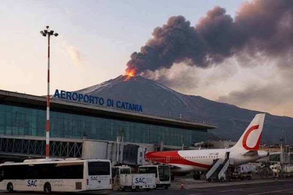 L’aeroporto di Catania non ha riaperto ieri e rimarrà chiuso almeno fino alla prossima notte