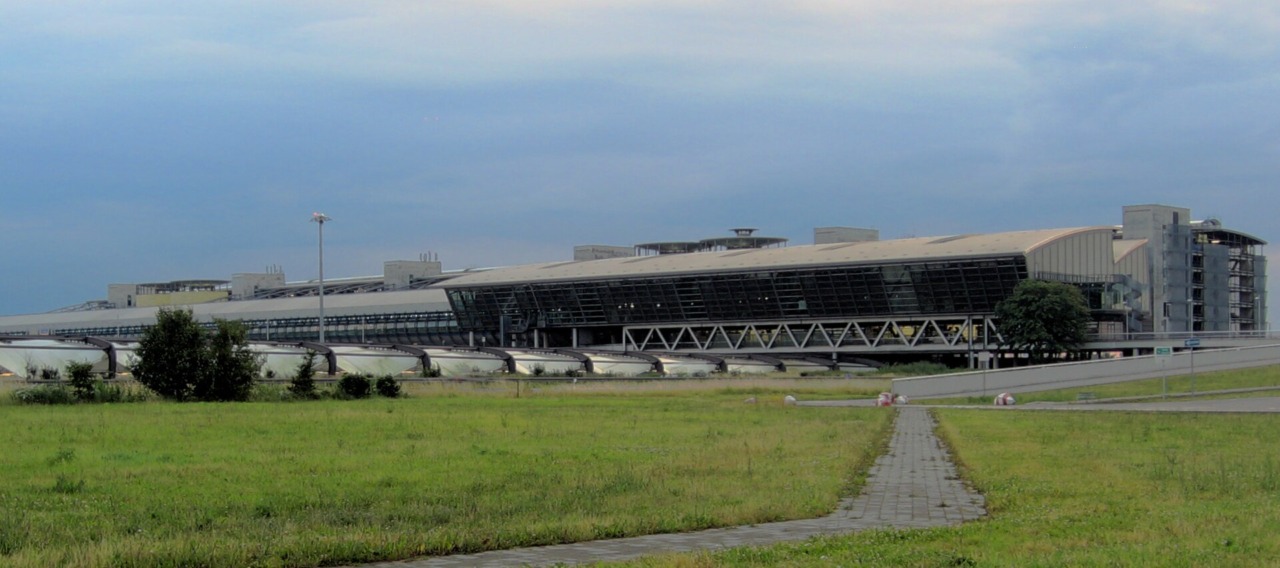 Aeroporto Lipsia: un drone urta un cargo DHL, un altro trovato con esplosivo vicino a un aereo ucraino